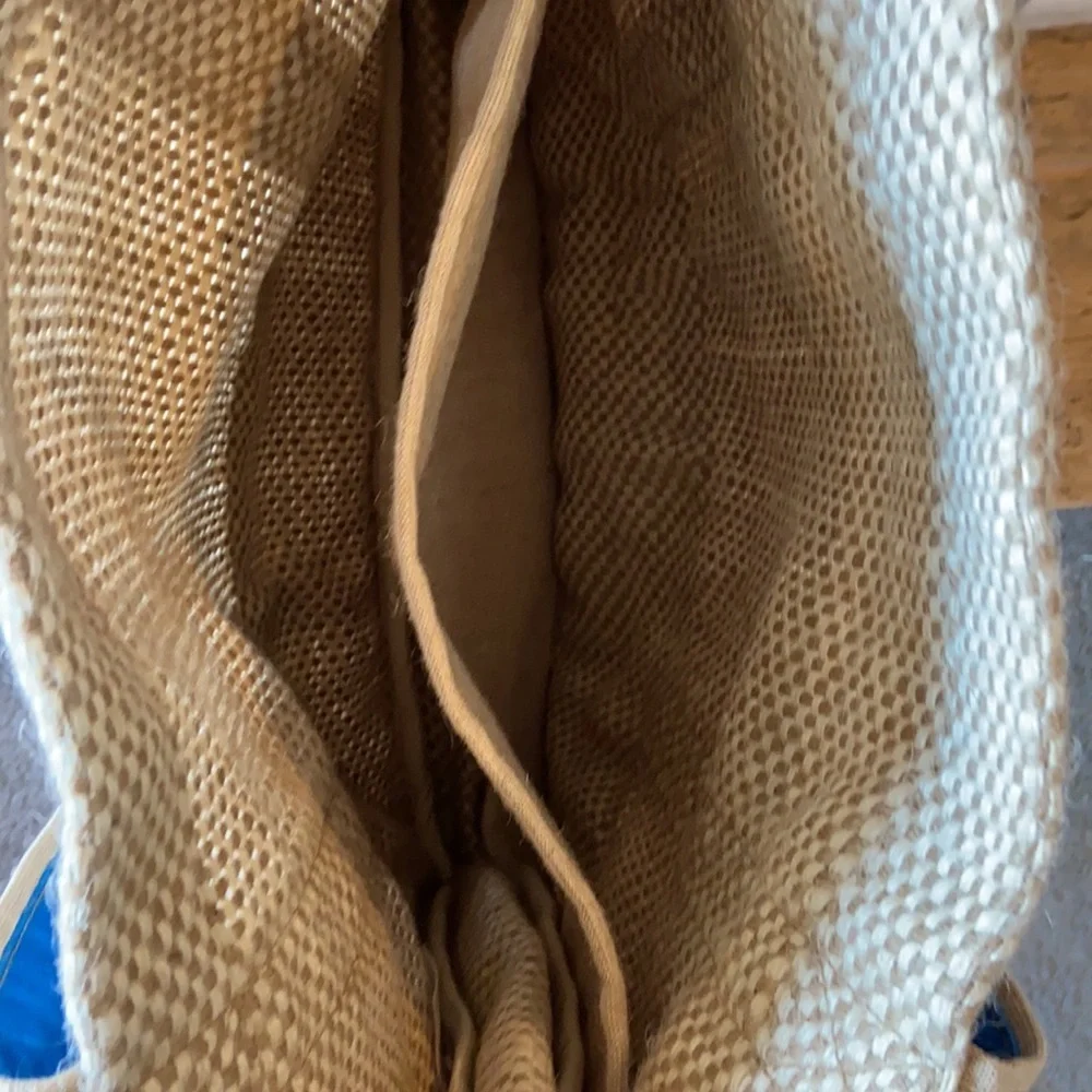 BEACH TOTE W INSIDE‎ POCKET & BLUE SHOULDER STRAPS